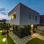 Villa Lisa By Belmont Realty