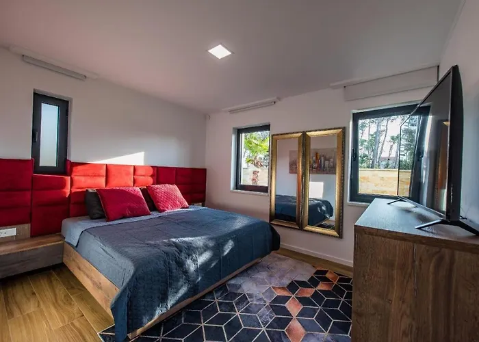 Villa Lisa By Belmont Realty *