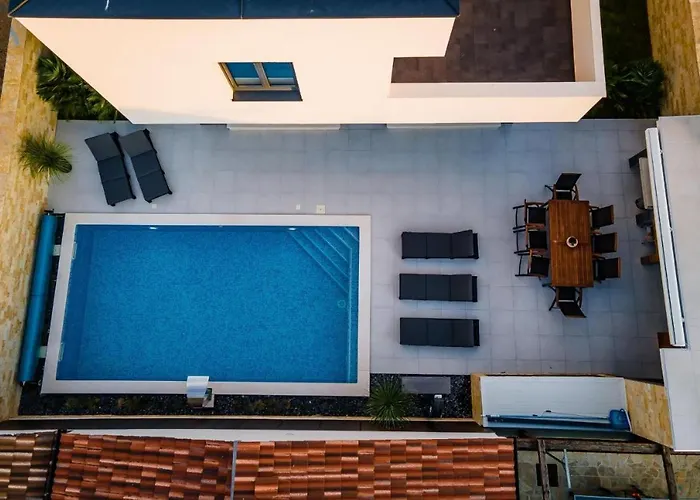 Lisa By Belmont Realty Villa *